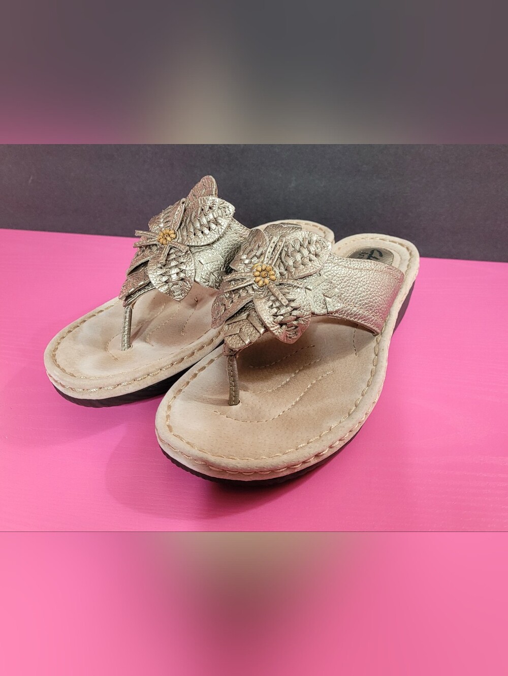 Clarks Artisan Thong Sandals Size 7M (1077)